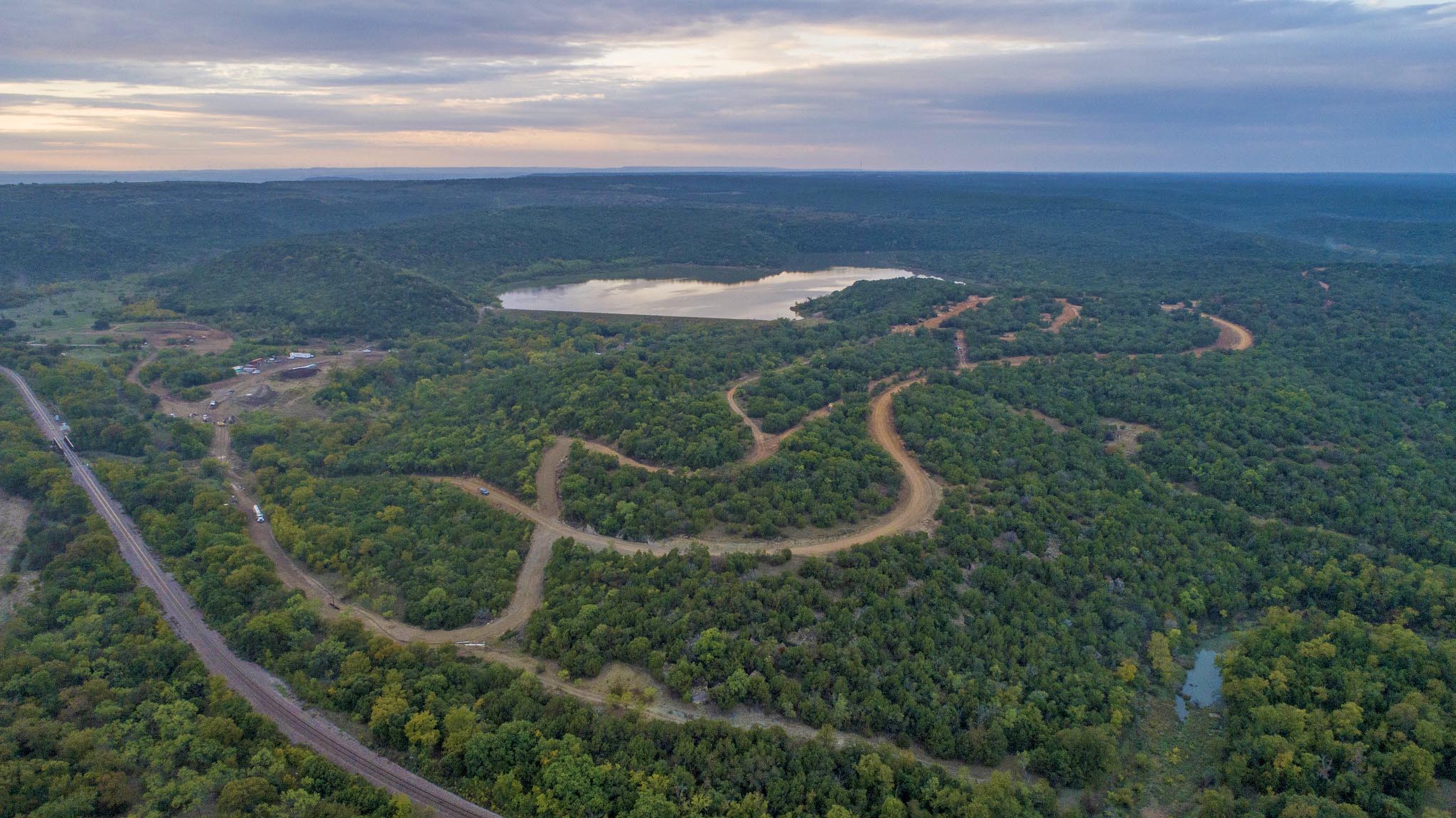 Carreteras serpenteando a través de bosques verdes.