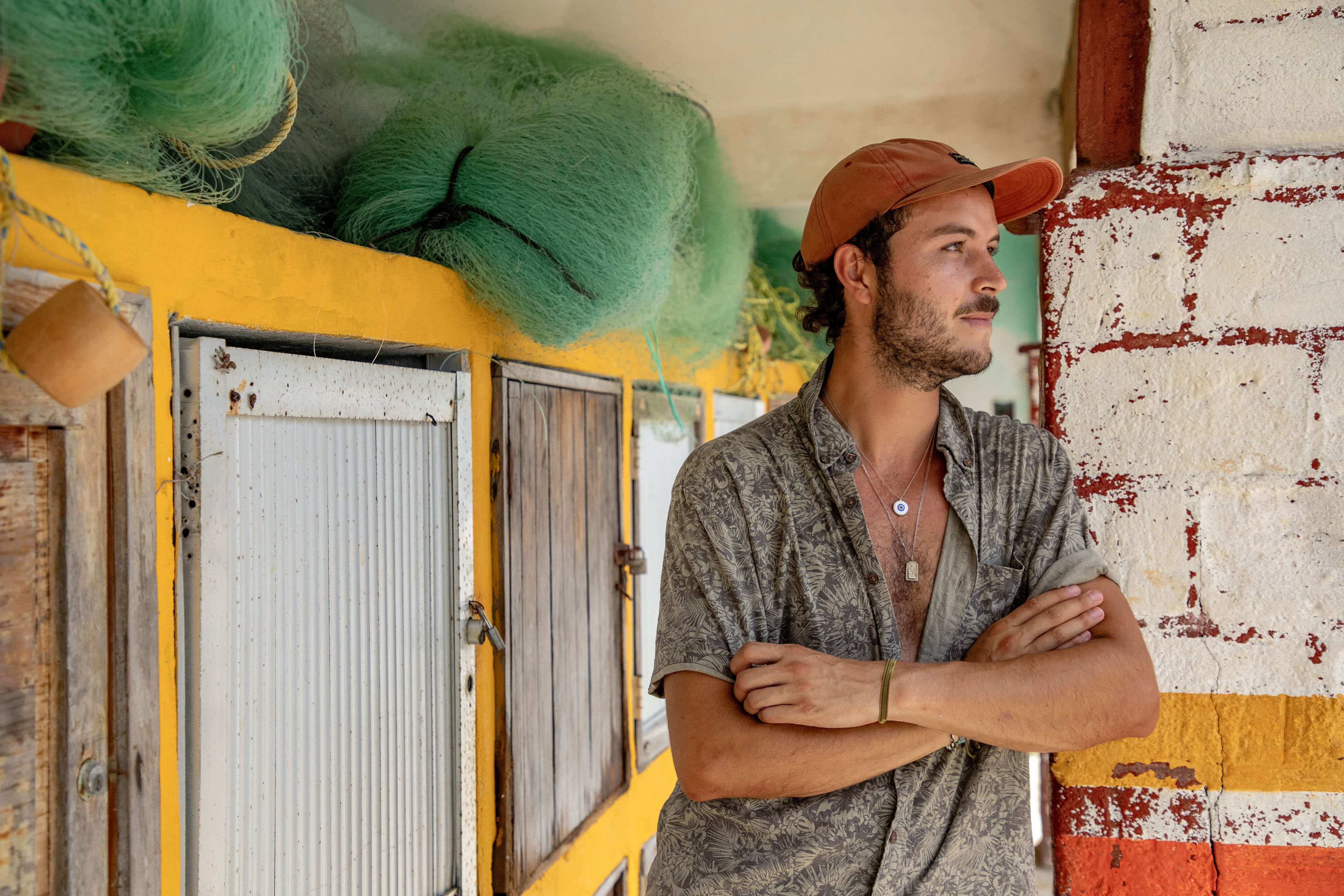 Juan Suescun en el pueblo costero de Puerto Escondido, México.